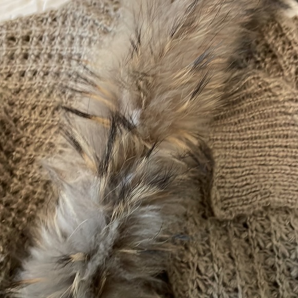 Linda Richard’s open wrap shawl/cardigan with fur collar - Picture 3 of 5